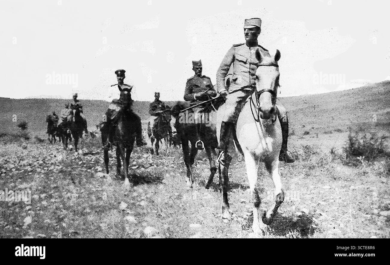 Bild aus Le Miroir, November 1916, zeigt Kronprinz Alexander von Serbien zu Pferd mit seiner Gefolgschaft auf serbischem Boden während des Ersten Weltkriegs. Das Foto, aufgenommen nach der Befreiung serbischer Gebiete, zeigt den Prinzen, der an die Front reitet und die nationale Widerstandsfähigkeit und Führung symbolisiert. Seine Präsenz auf wiedergewonnenem Land unterstrich Serbiens Überleben und Widerstand gegen österreichisch-ungarische Truppen während der brutalen Balkankampagnen. Stockfoto