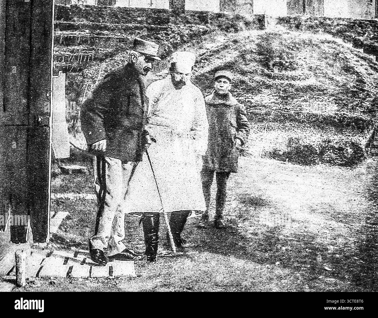 Le Miroir, 5. November 1916, zeigt General Marchand, der von einem Arzt unterstützt wurde, nachdem er einen Krankenwagen verlassen hatte, wo ein Muschelfragment aus seinem Körper entfernt wurde. Dies war das dritte Mal, dass er seit Beginn des Krieges verwundet wurde, zuvor in der Champagne verletzt worden war. Marchand lehnt sich an einen Stock und verkörpert Widerstandsfähigkeit und Pflicht, trotz wiederholter Verletzungen weiterhin zu dienen, eine Entschlossenheit für Soldaten und Zivilisten im französischen Krieg. Stockfoto