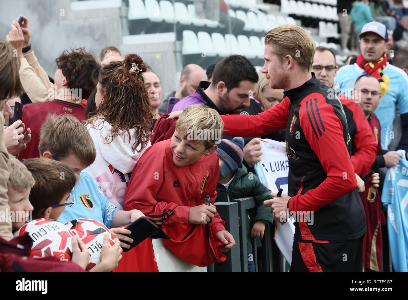 Tubize, Belgien. Oktober 2025. Kevin de Bruyne, Belgier, wurde bei einem offenen Training der Red Devils, der belgischen Fußballnationalmannschaft, auf dem Proximus Basecamp in Tubize am Montag, den 6. Oktober 2025 gezeigt. Die Mannschaft bereitet sich auf die Spiele gegen Nordmazedonien (10/10) und Wales (13/10) vor. BELGA PHOTO VIRGINIE LEFOUR Credit: Belga News Agency/Alamy Live News Stockfoto