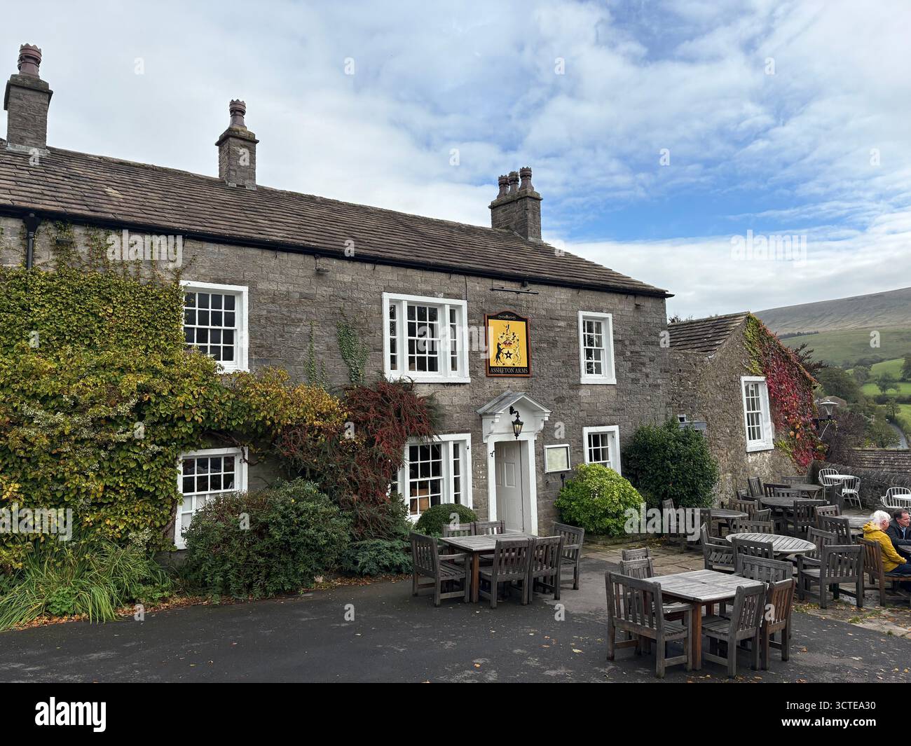 Assheton Arms english Public House und Restaurant im historischen Dorf Downham in Lancashire, England, Großbritannien - Smartphone-aufgenommenes Stockfoto