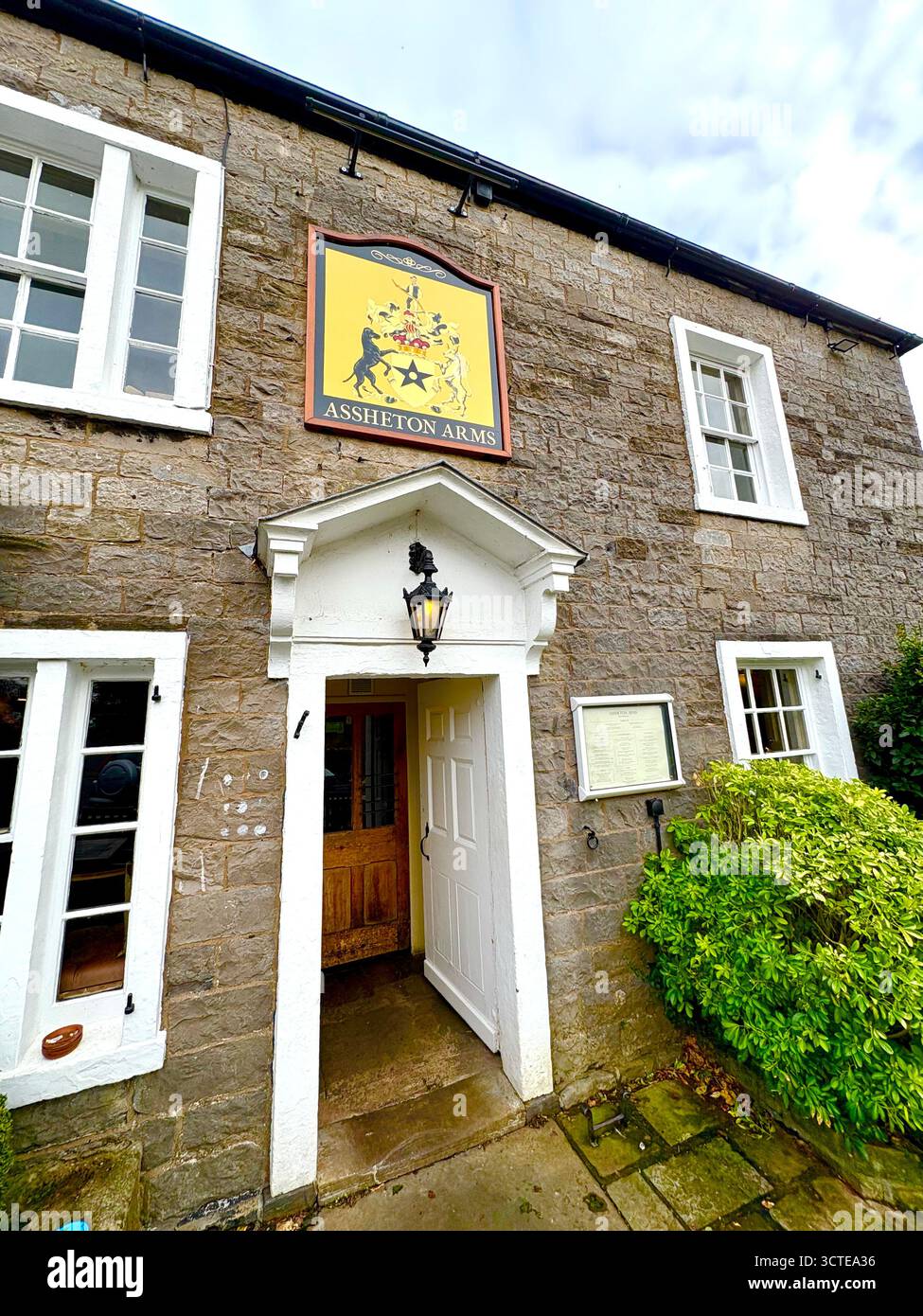 Assheton Arms english Public House und Restaurant im historischen Dorf Downham in Lancashire, England, Großbritannien - Smartphone-aufgenommenes Stockfoto