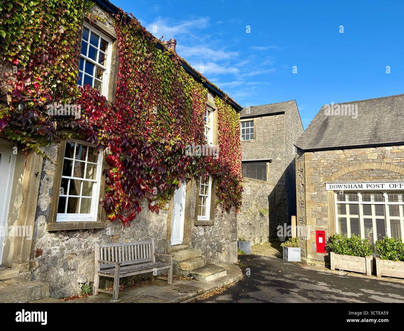 Downham Village im Ribble Valley, Lancashire, England und Downham Post Office Building Stockfoto