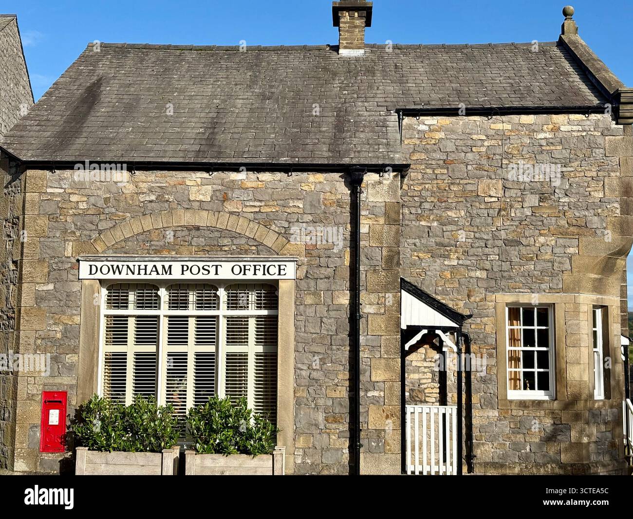 Lancashire Village in Downham, malerisches englisches Dorf mit lokalem Postgeschäft und Postfach, England, Großbritannien, - Smartphone-aufgenommenes Stockfoto