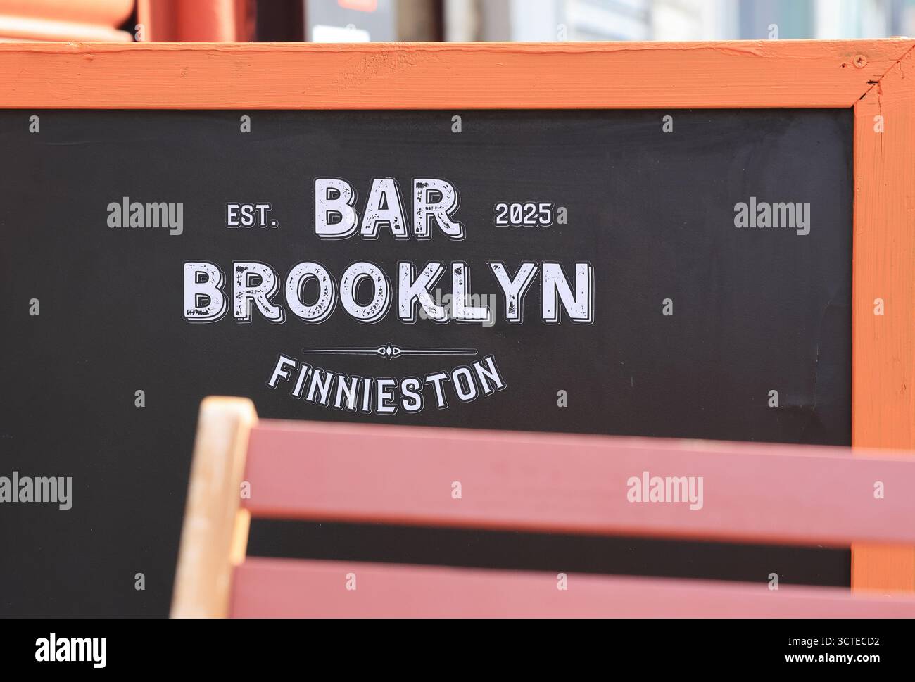 Angesagtes Feinschmeckerviertel von Finnieston im Westen von Glasgow, mit Gourmet-Sandwichläden, handwerklichem Kaffee, trendigen Bio-Restaurants, Craft-Bier-Bars, Whisky und traditionelle Volksmusik. Stockfoto