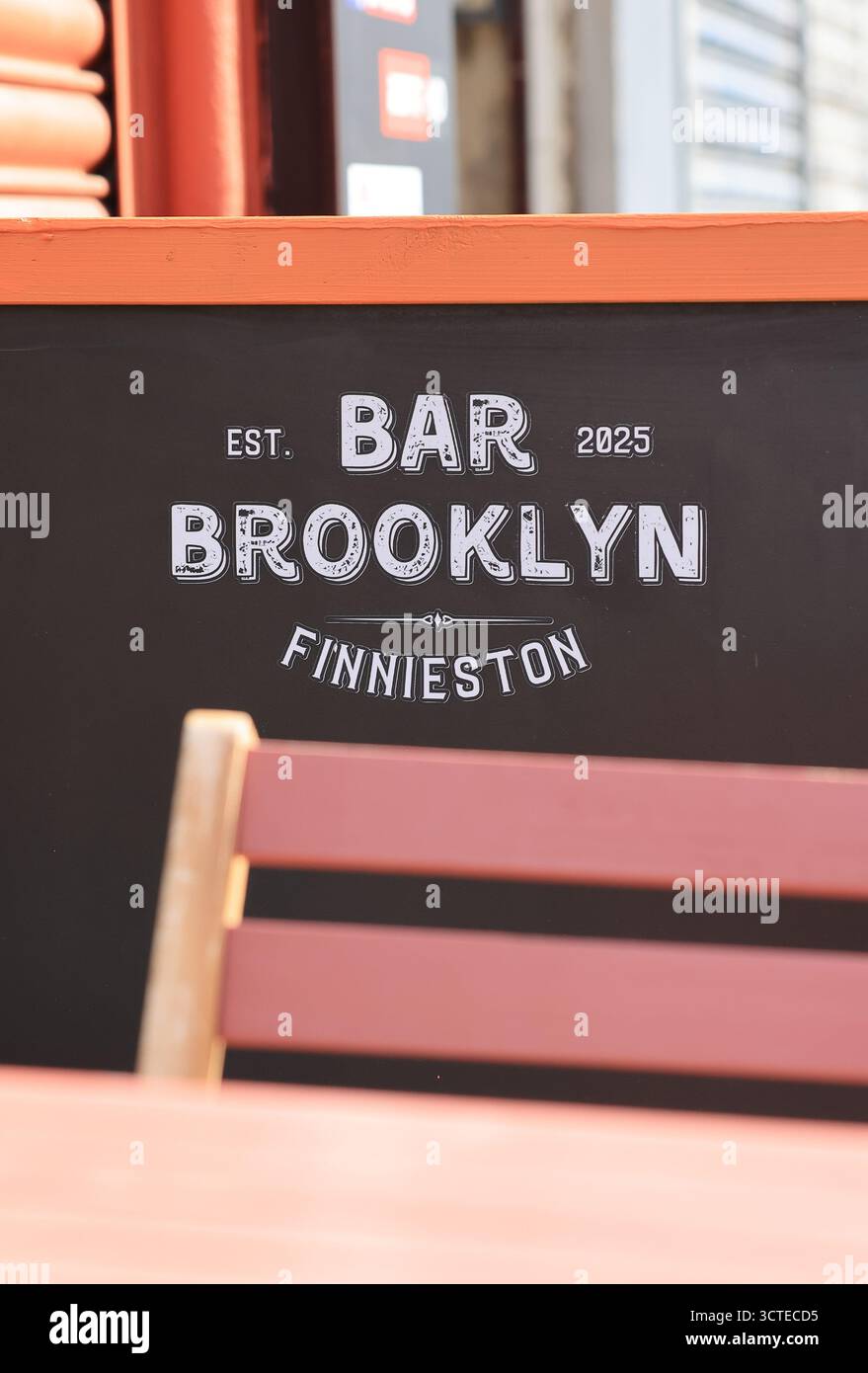 Angesagtes Feinschmeckerviertel von Finnieston im Westen von Glasgow, mit Gourmet-Sandwichläden, handwerklichem Kaffee, trendigen Bio-Restaurants, Craft-Bier-Bars, Whisky und traditionelle Volksmusik. Stockfoto