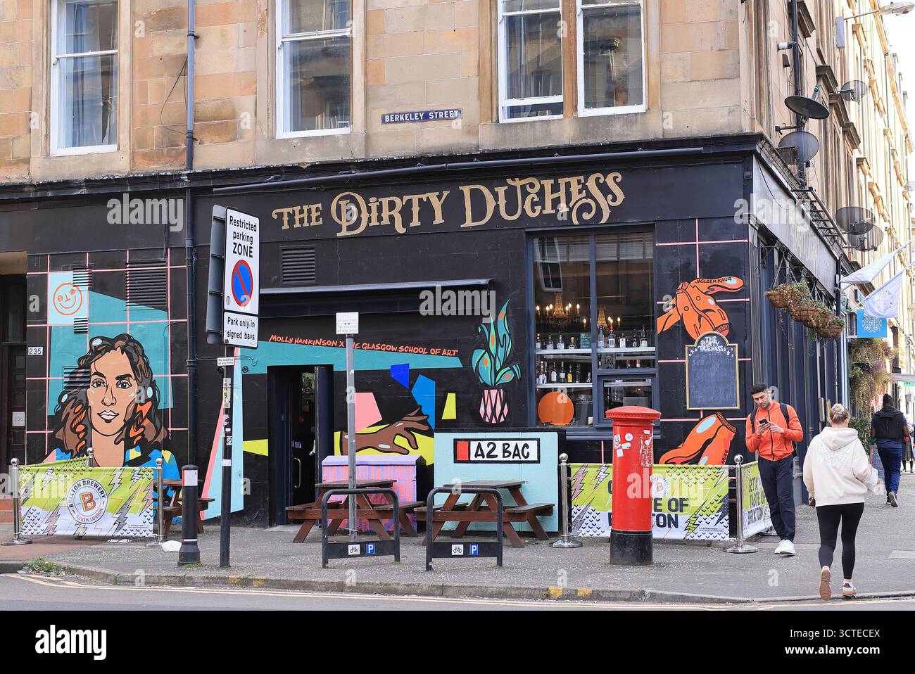 Angesagtes Feinschmeckerviertel von Finnieston im Westen von Glasgow, mit Gourmet-Sandwichläden, handwerklichem Kaffee, trendigen Bio-Restaurants, Craft-Bier-Bars, Whisky und traditionelle Volksmusik. Stockfoto