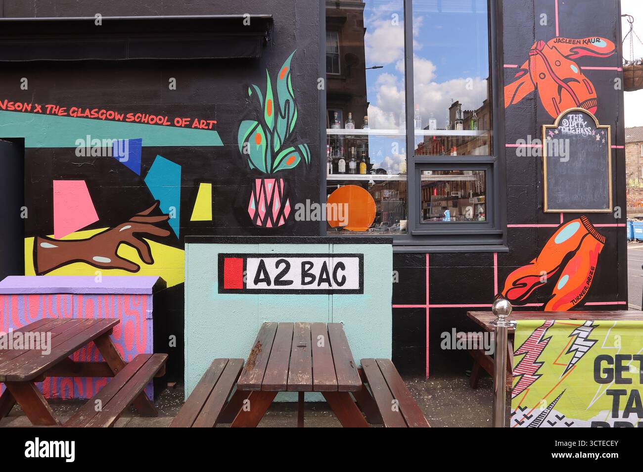 Angesagtes Feinschmeckerviertel von Finnieston im Westen von Glasgow, mit Gourmet-Sandwichläden, handwerklichem Kaffee, trendigen Bio-Restaurants, Craft-Bier-Bars, Whisky und traditionelle Volksmusik. Stockfoto