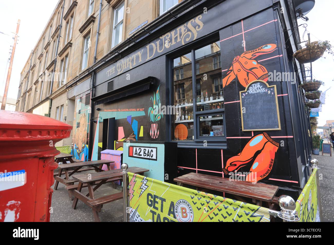 Angesagtes Feinschmeckerviertel von Finnieston im Westen von Glasgow, mit Gourmet-Sandwichläden, handwerklichem Kaffee, trendigen Bio-Restaurants, Craft-Bier-Bars, Whisky und traditionelle Volksmusik. Stockfoto