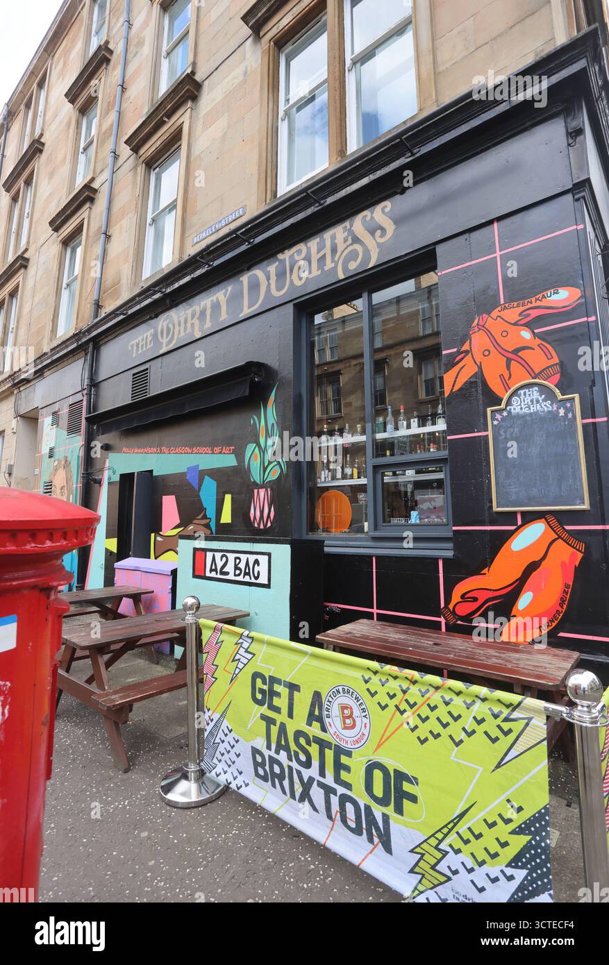 Angesagtes Feinschmeckerviertel von Finnieston im Westen von Glasgow, mit Gourmet-Sandwichläden, handwerklichem Kaffee, trendigen Bio-Restaurants, Craft-Bier-Bars, Whisky und traditionelle Volksmusik. Stockfoto