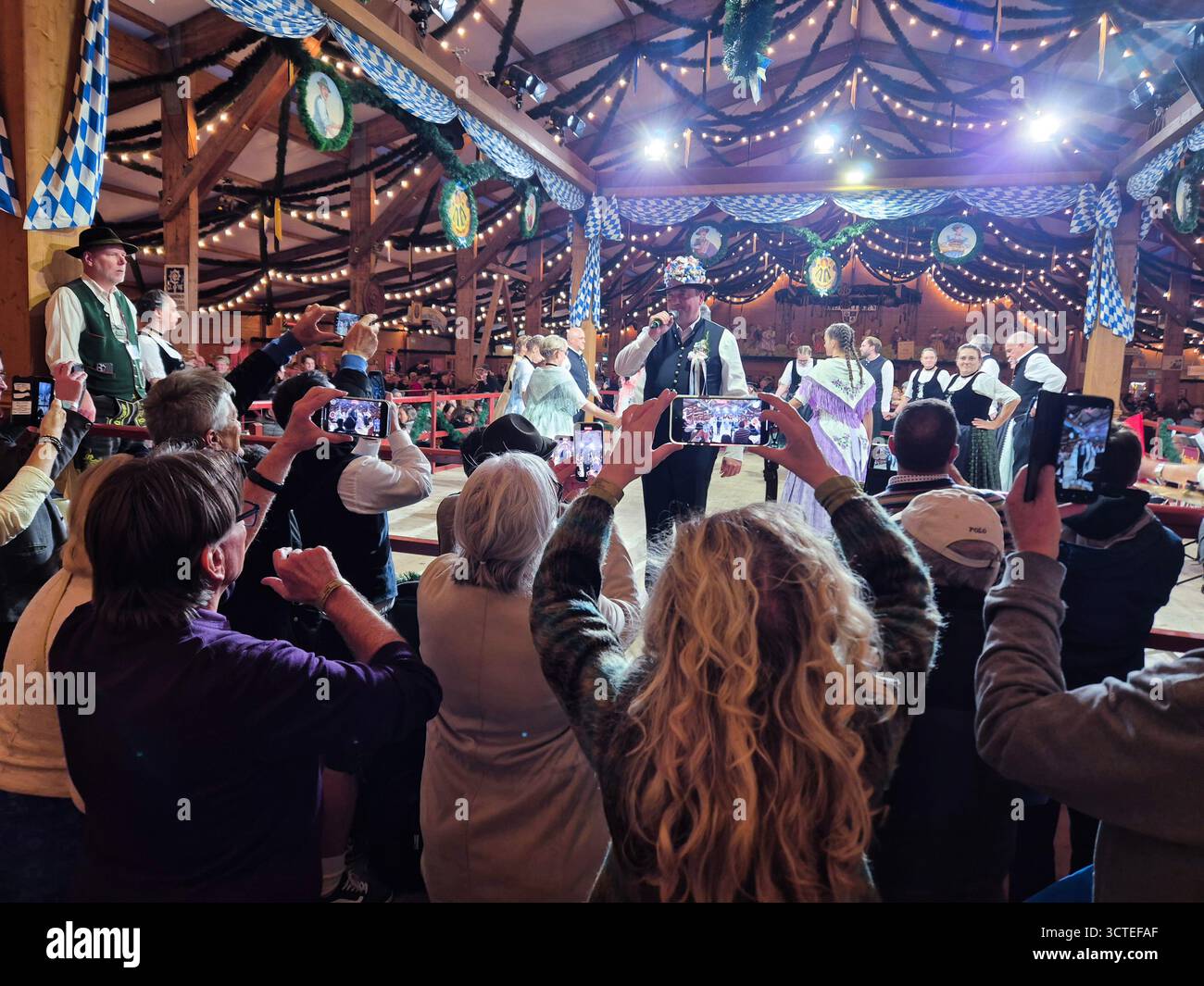 MÜNCHEN - 5. OKTOBER 2025: Bayerische Volkstanz-Gruppe aus Ungarn tritt in Festzelt-Tradition auf der Oide Wiesn in München auf Stockfoto