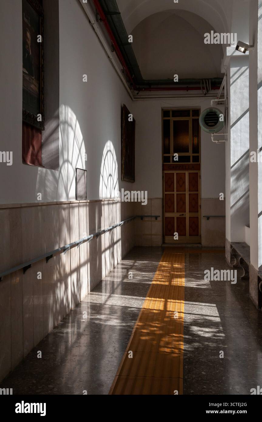 Kreuzgang des Paolo Colosimo Instituts, einem sozialpädagogischen Zentrum für Blinde und Sehbehinderte in Mittel- und Süditalien. Neapel Stockfoto