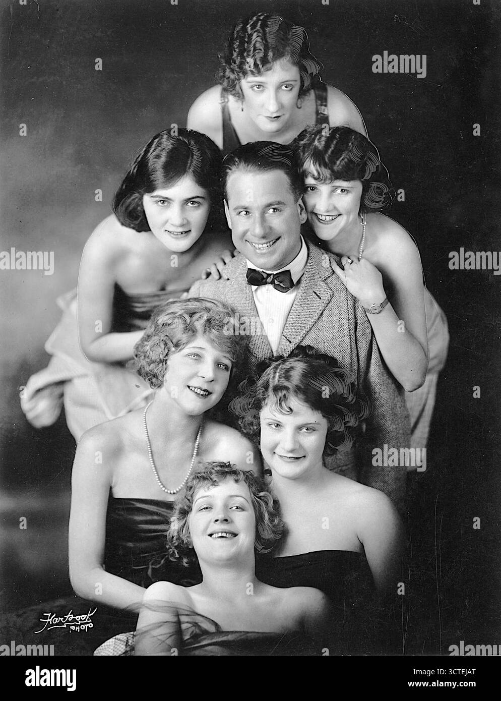 Dieses Foto zeigt Harry Fox mit einer Gruppe von sechs Bühnenschönheiten aus dem Musical-Hit „Oh Look“, der im Vanderbilt Theatre in New York aufgeführt wurde. Stockfoto