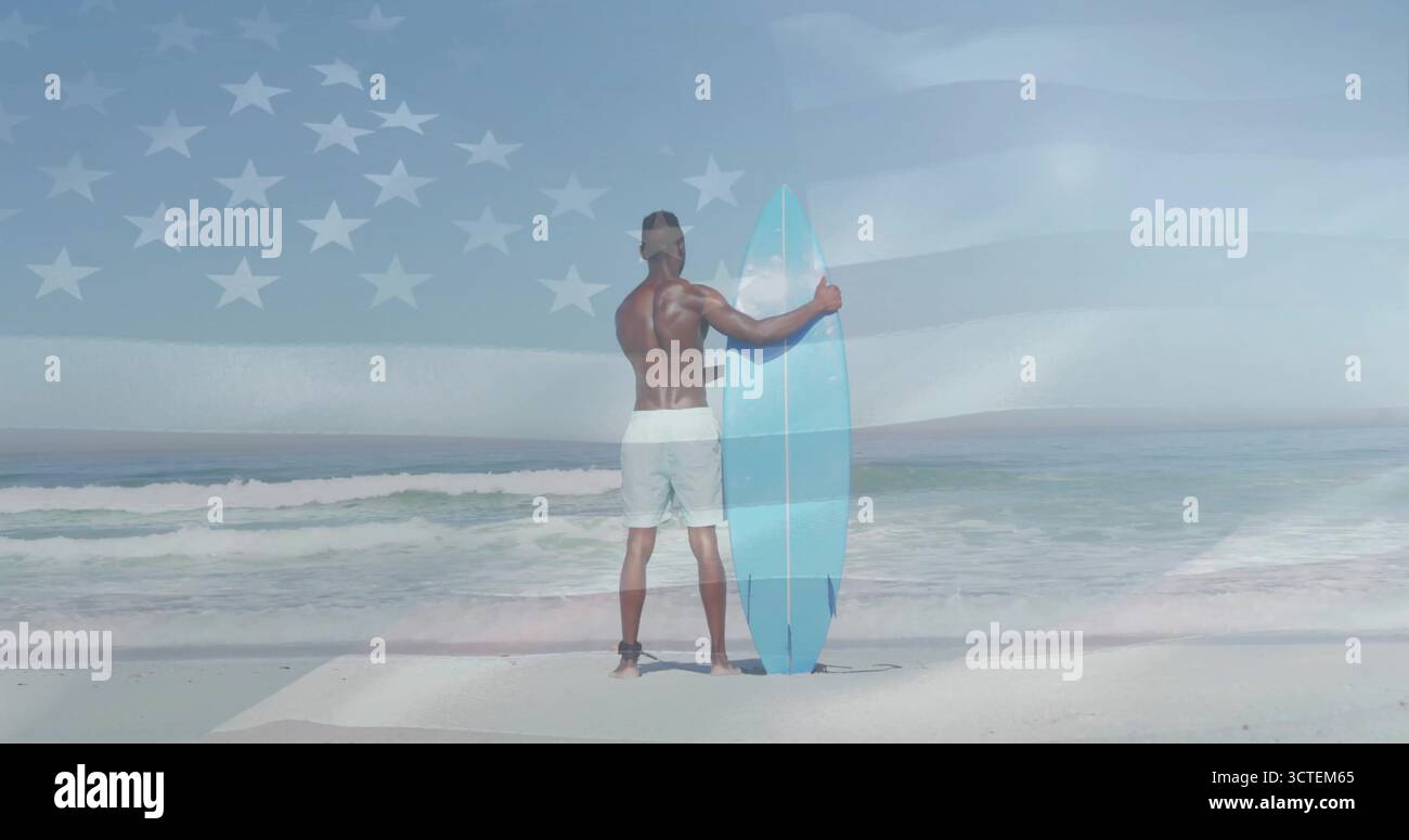 Surfer in weißen Boardshorts mit hellblauem Surfbrett am Strand mit Leine, Überzug mit US-Flagge Stockfoto