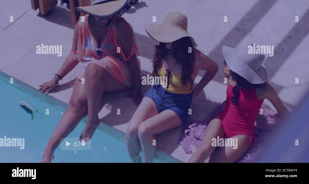 Drei Frauen, die Beine in einen türkisfarbenen Pool auf der Poolterrasse tauchen, mit Sonnenhüten und Handtuch Stockfoto