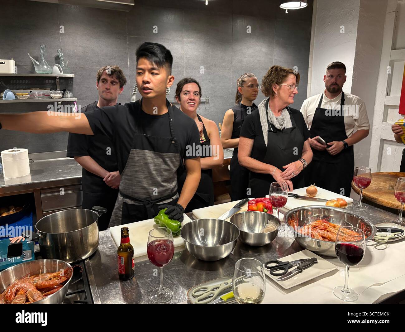 Spanischer Kochkurs, lernen Sie, Paella-Kochkurs in Barcelona zu kochen - Smartphone-aufgenommenes Stockfoto