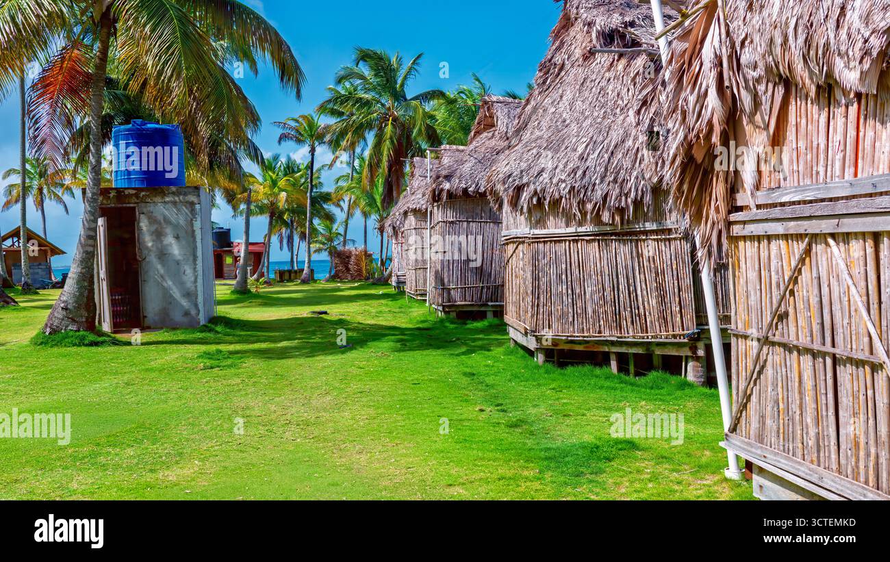 Schlafkabinen für Tousisten auf der Insel San Blas im politisch autonomen Guna-Territorium in Panama. Türkisfarbenes tropisches Meer, Wahrzeichen Reiseziele Stockfoto