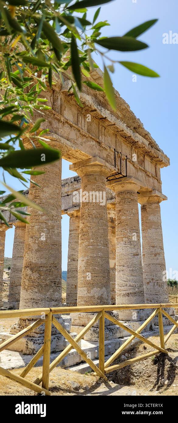 Majestätische dorische Säulen des antiken griechischen Tempels in Segesta, Sizilien Stockfoto
