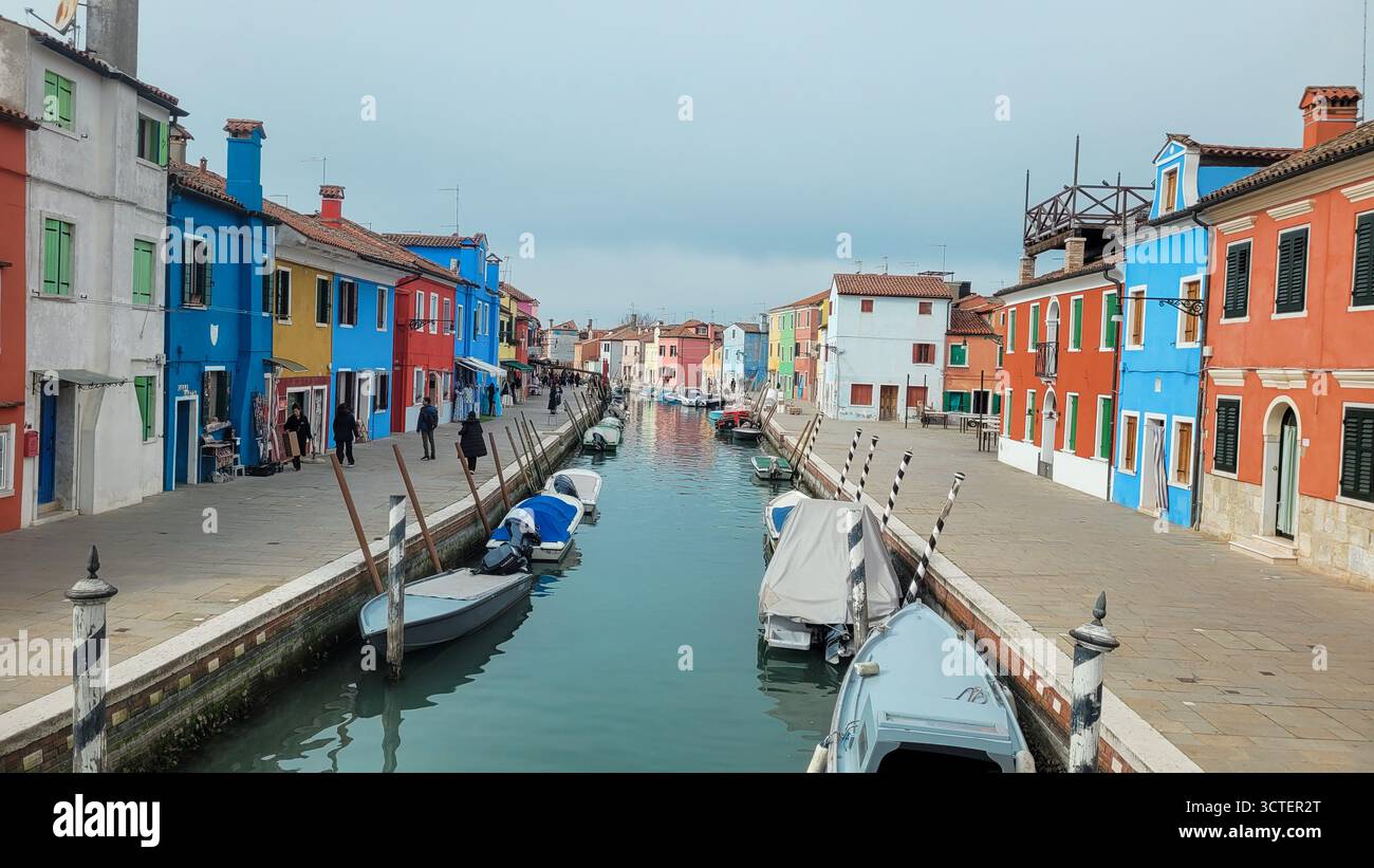 Ein klassischer und malerischer Blick auf einen zentralen Kanal auf der Insel Burano in der Nähe von Venedig. Stockfoto