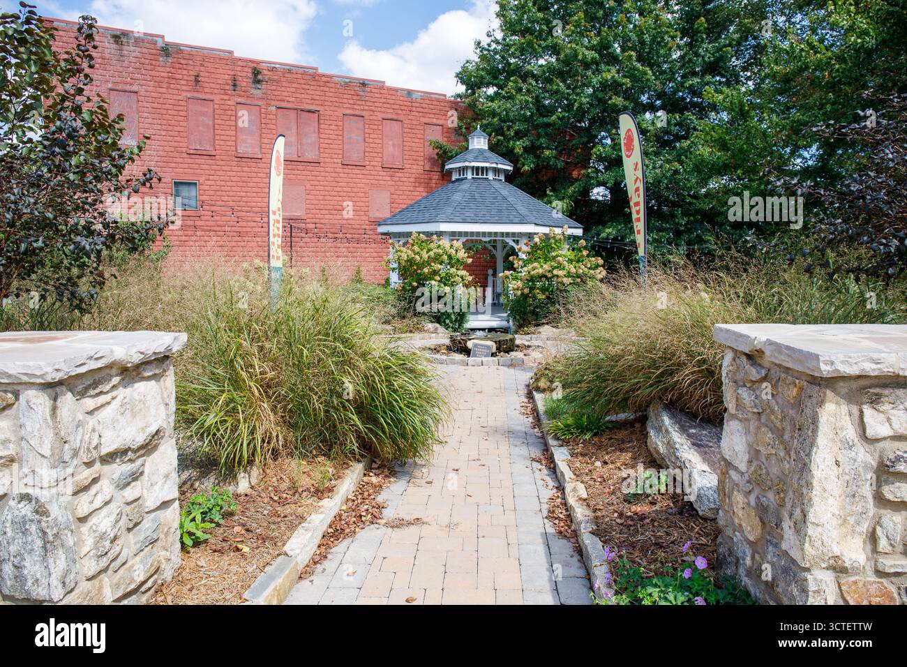 Mars Hill, North Carolina, USA-28. September 2025: Kleiner Stadtpark am Main mit Pavillon. Name Trammell Family Park. Stockfoto