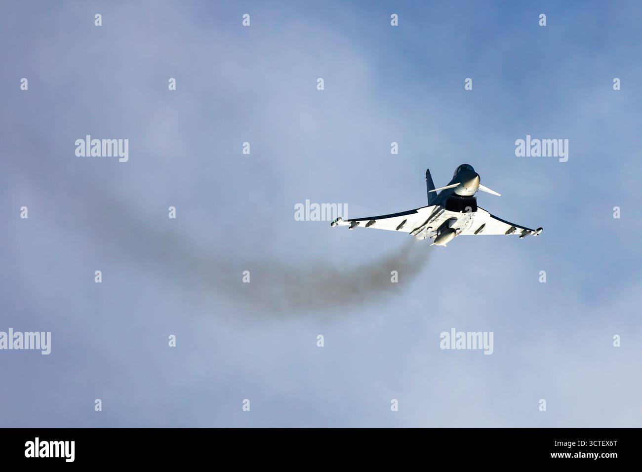 Radom, Polen - 28. August 2025: Deutsche Luftwaffe Eurofighter Taifun Jagdflugzeug. Flugbetrieb. Militärische Luftfahrt. Luftverteidigung. Stockfoto