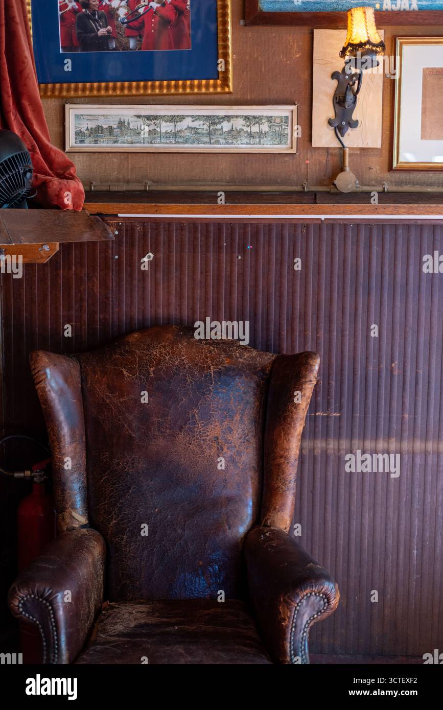 Das gemütliche Cafe Brandon, ein altes traditionelles Pub (braunes Café) voller wunderbarer Kunstgegenstände, Amsterdam, Niederlande Stockfoto