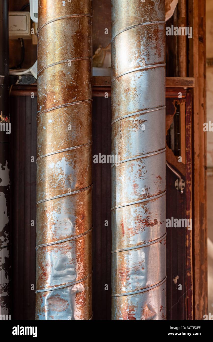 Das gemütliche Cafe Brandon, ein altes traditionelles Pub (braunes Café) voller wunderbarer Kunstgegenstände, Amsterdam, Niederlande Stockfoto