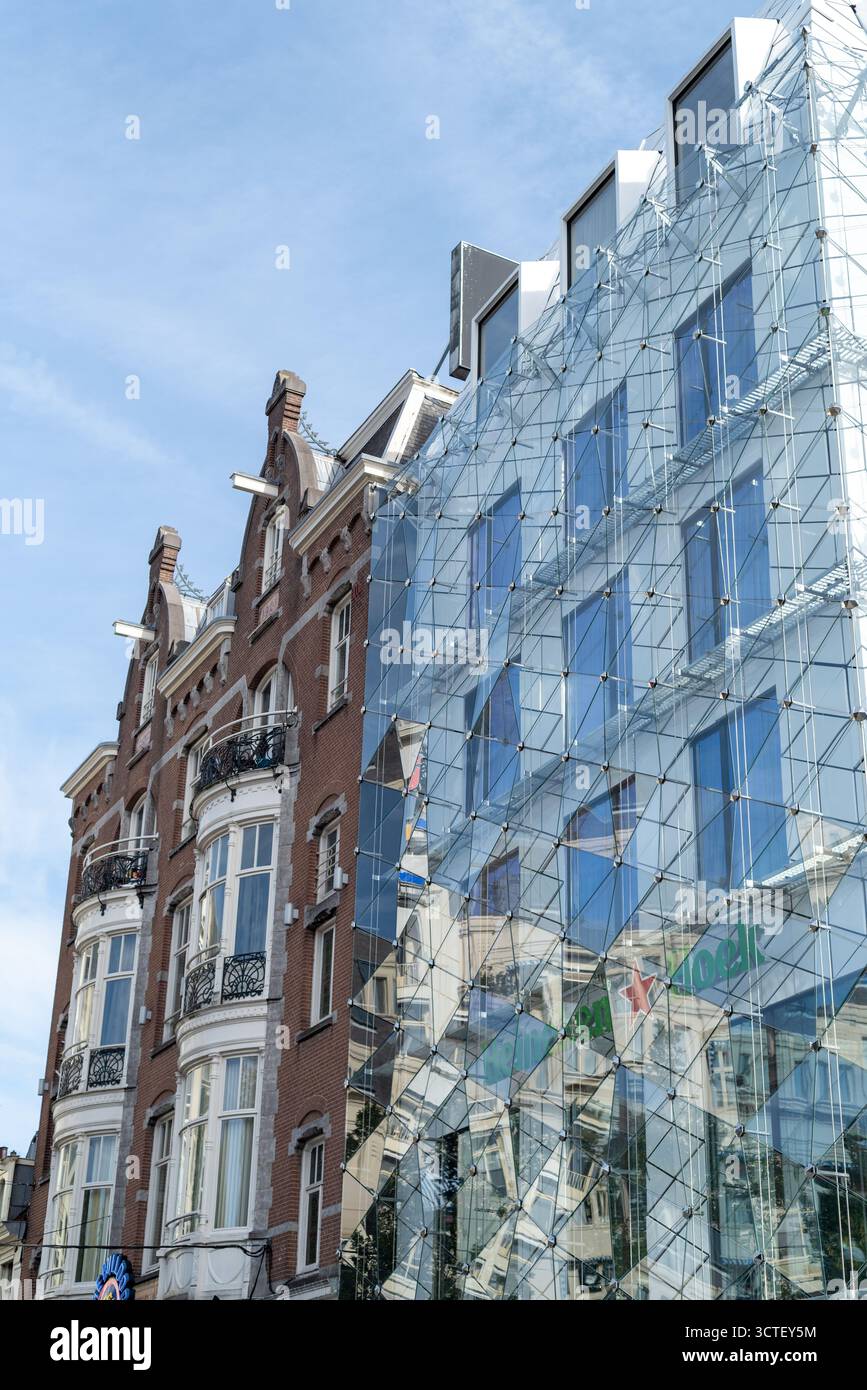 Außenfassade des Heineken Hoek Grand Cafe and Bistro, Leidseplein, Amsterdam, Niederlande Stockfoto
