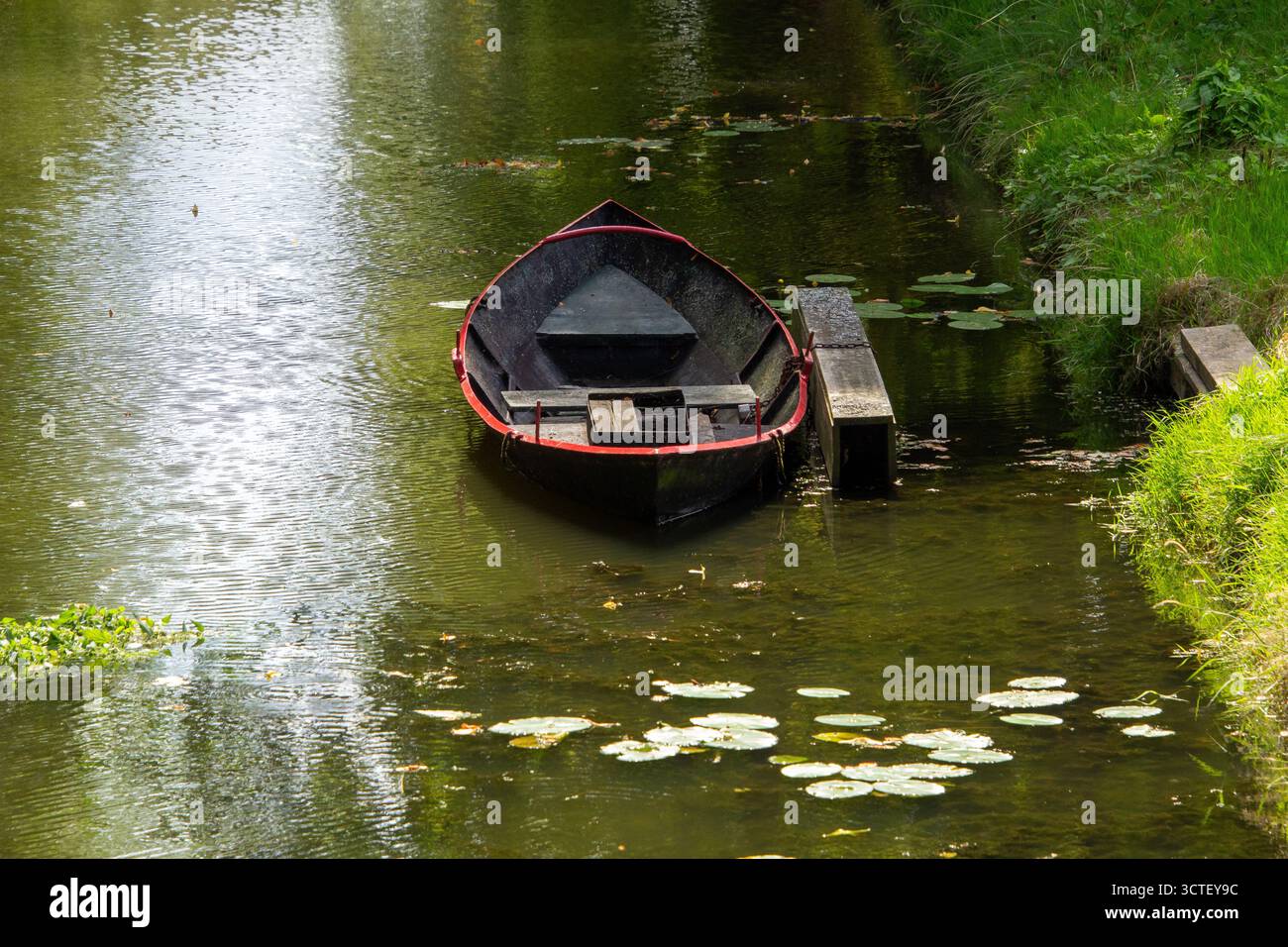 Stillleben mit einem Boot am Wasser in einem Graben in den Niederlanden Stockfoto