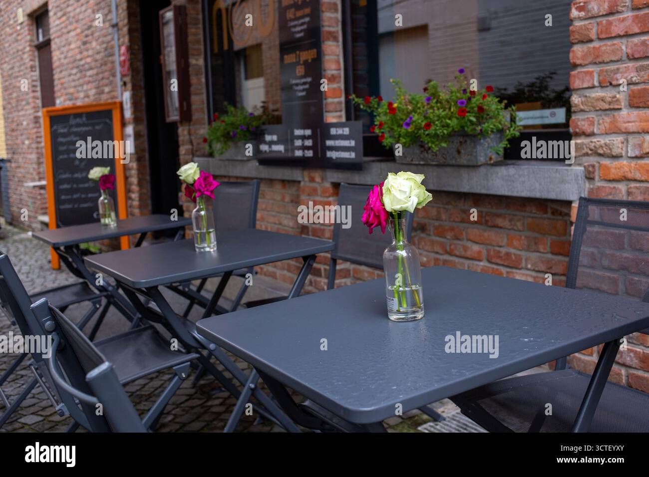 Alte gemütliche Straße mit Tischen des Restaurants in Brügge (Brügge), Belgien. Stadtbild Brügge - 17. Oktober 2022. Stockfoto