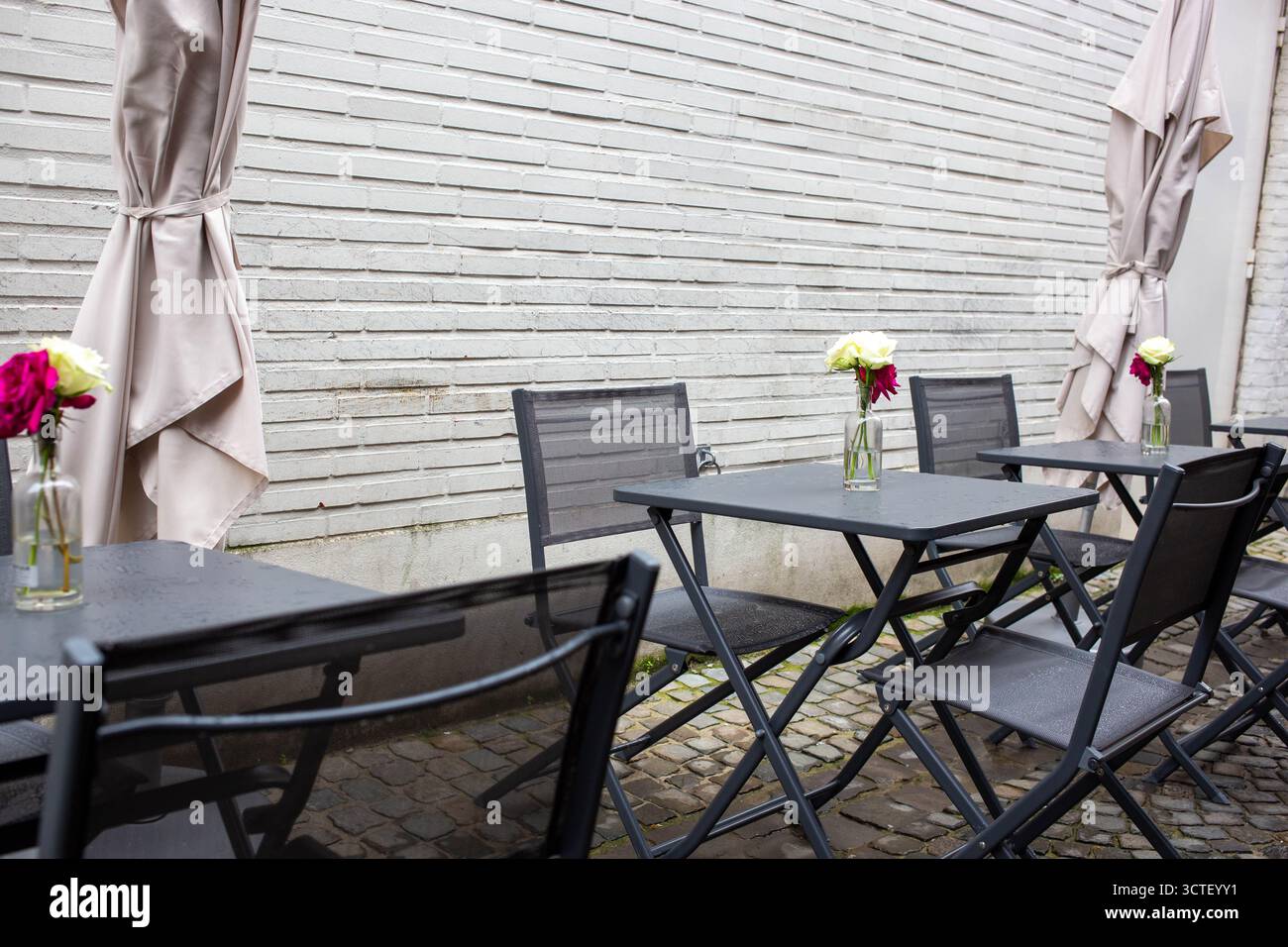 Alte gemütliche Straße mit Tischen des Restaurants in Brügge (Brügge), Belgien. Stadtbild Brügge - 17. Oktober 2022. Stockfoto