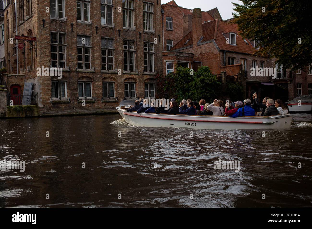 Brügge (Brügge), Belgien - 17. Oktober 2022. Historische Gebäude entlang der Kanäle von Brügge. Kanalbootfahrten in Brügge. Historische Gebäude entlang des Stockfoto