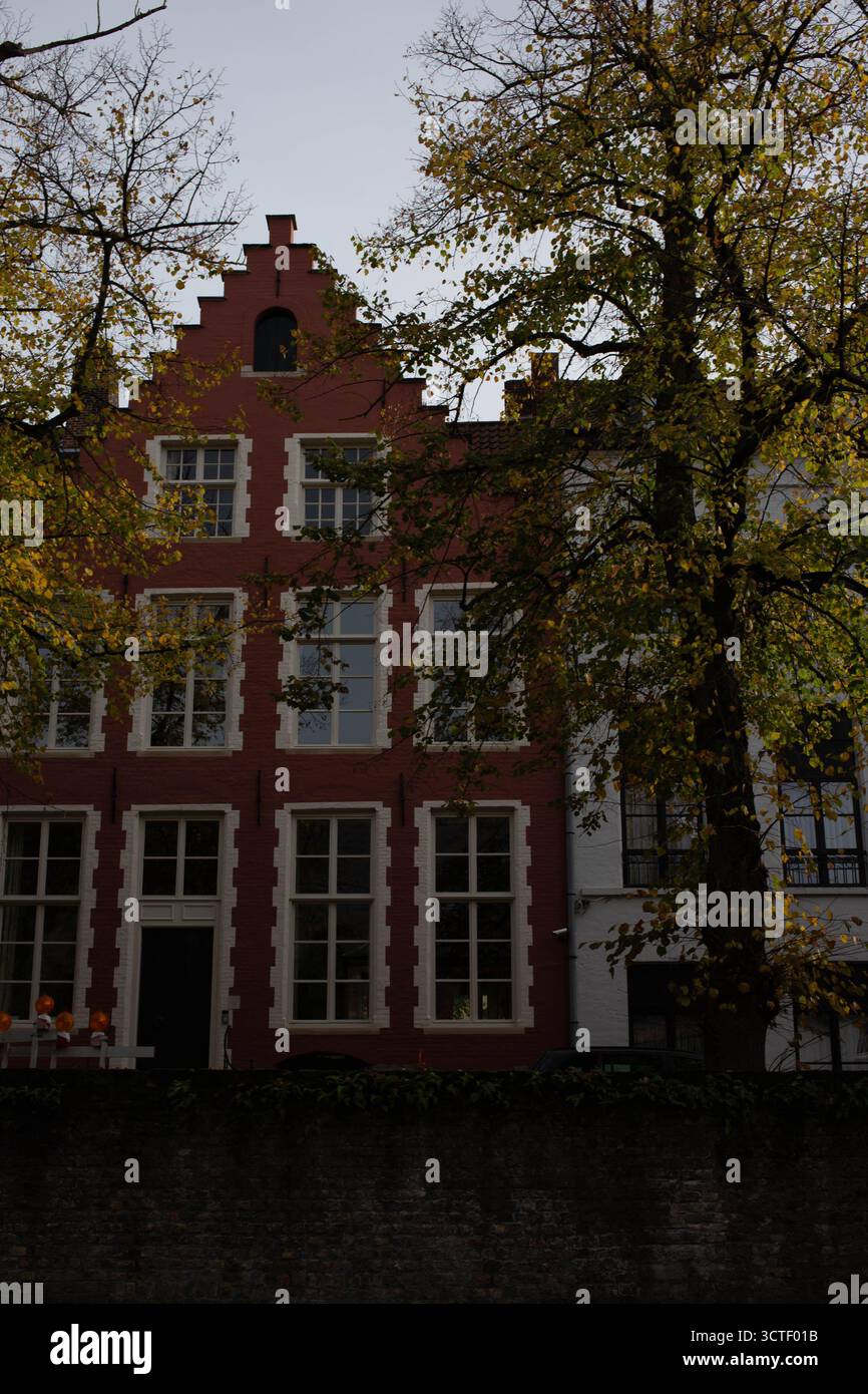 Brügge (Brügge), Belgien - 17. Oktober 2022. Historische Gebäude entlang der Kanäle von Brügge. Kanalbootfahrten in Brügge. Historische Architektur auf t Stockfoto