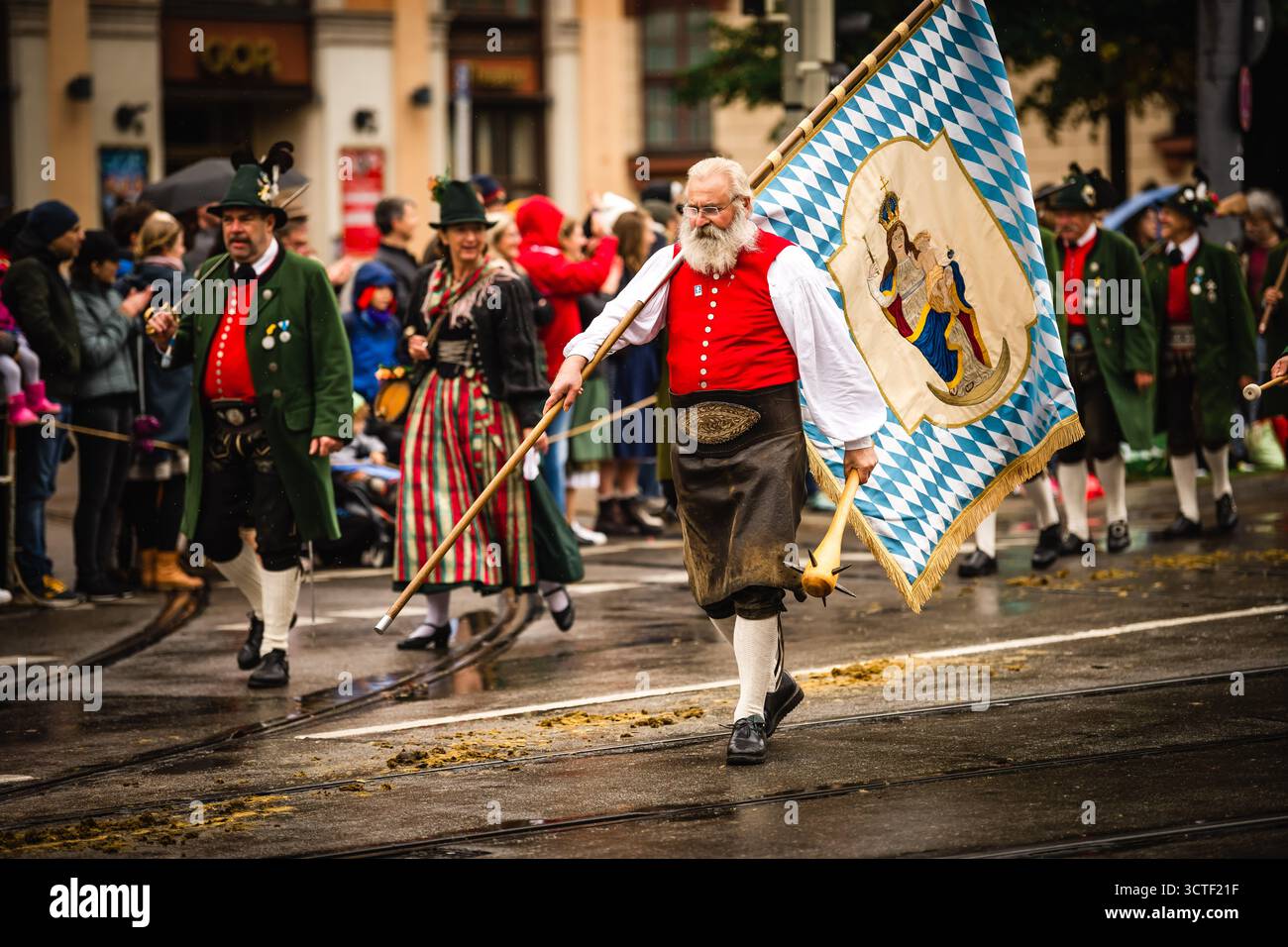 München, Deutschland - 18. September 2022: Blick auf den Oktoberfestzug, eine pulsierende Prozession mit traditionellen bayerischen Trachten und einem markanten Blau und W Stockfoto München, Deutschland - 18. September 2022: Blick auf den Oktoberfestzug, eine pulsierende Prozession mit traditionellen bayerischen Trachten und einem markanten Blau und W Stockfoto