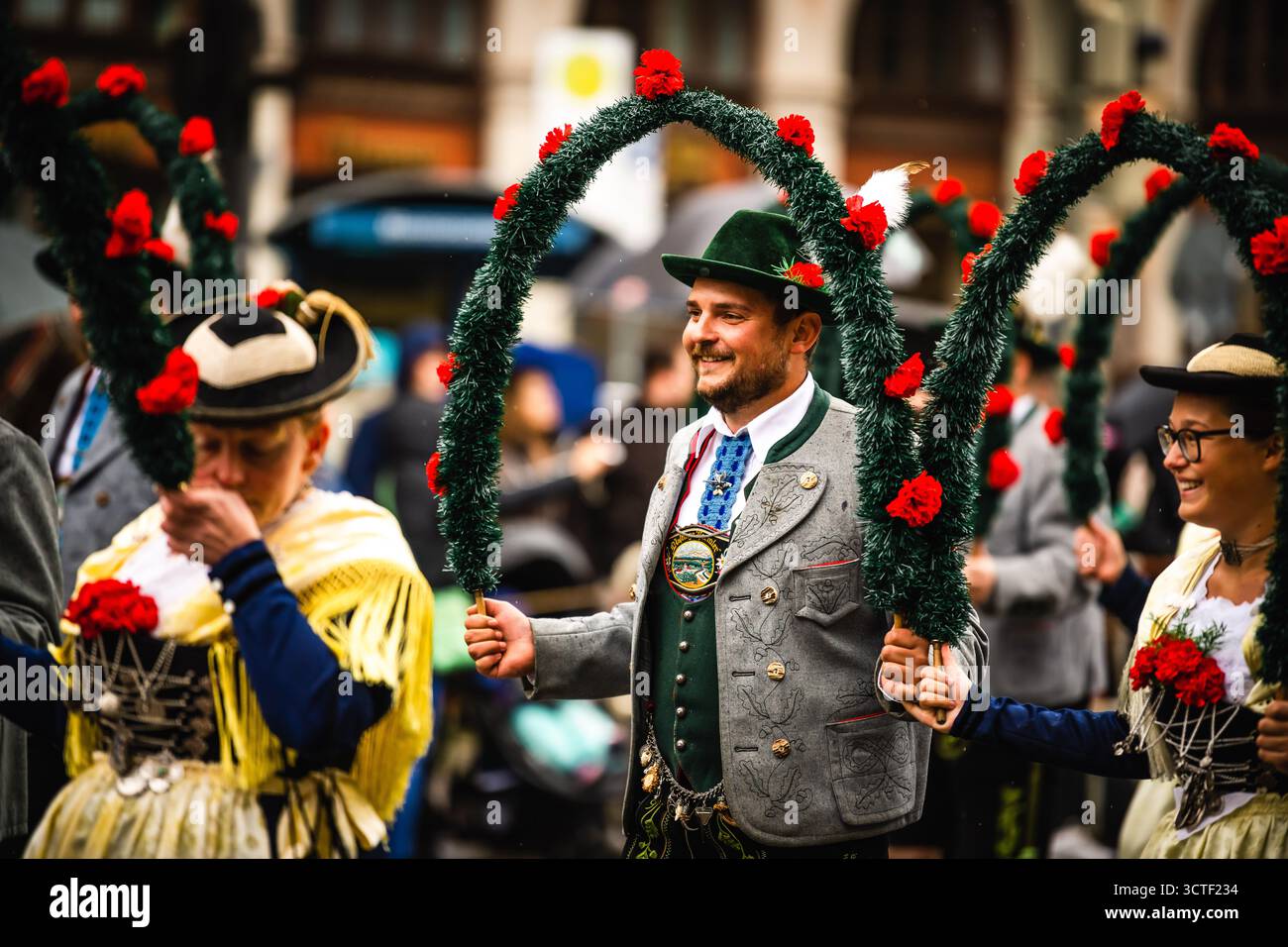München, Deutschland - 18. September 2022: Blick auf die pulsierende Oktoberfestparade, bei der traditionelle Kostüme vor der historischen Kulisse in Farbe erstrahlen Stockfoto München, Deutschland - 18. September 2022: Blick auf die pulsierende Oktoberfestparade, bei der traditionelle Kostüme vor der historischen Kulisse in Farbe erstrahlen Stockfoto