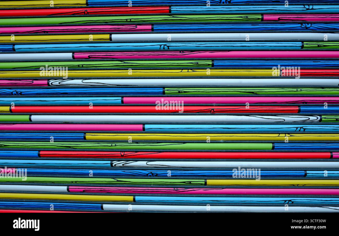 Bunte Linien erzeugen ein Muster auf einer Oberfläche, das verschiedene Schattierungen und Designs aus der Nähe in einer hellen Umgebung zeigt Stockfoto