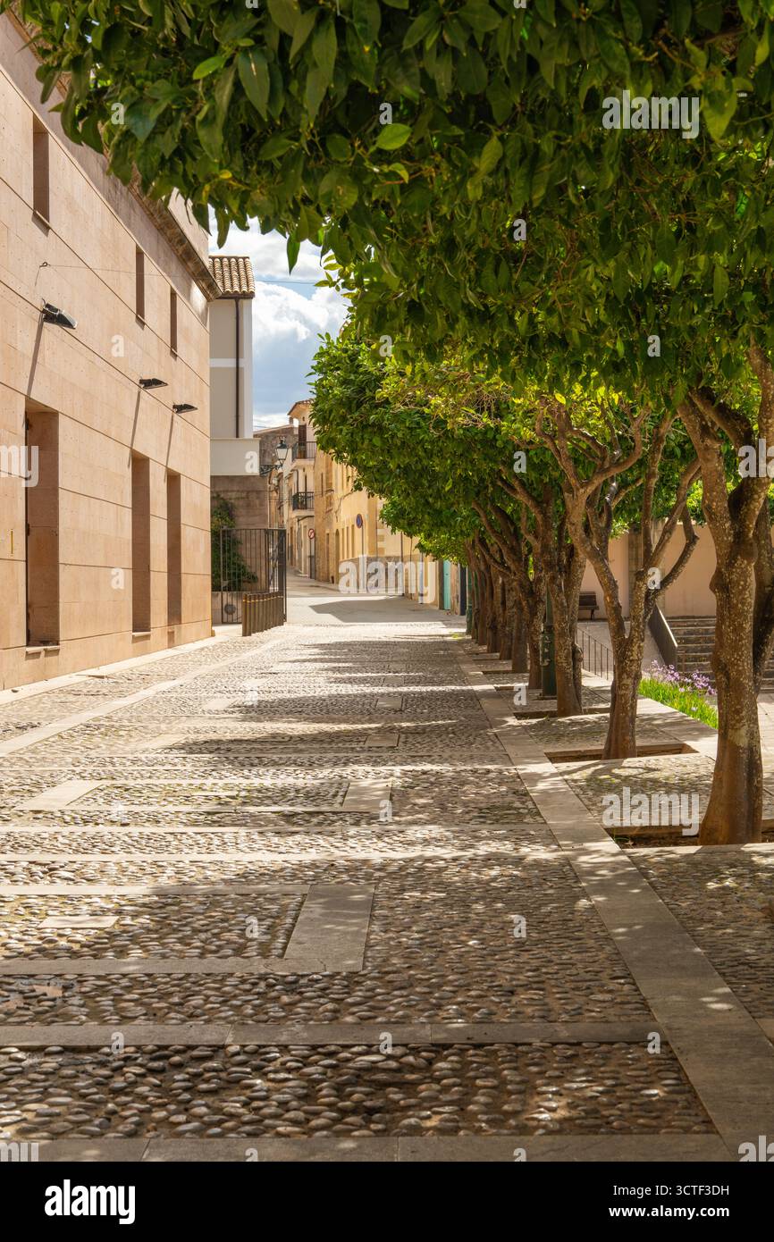 Malerische Straße in Arta, traditioneller Ort auf Mallorca. Mediterrane Architektur, warme Farben, friedliche Atmosphäre. Beliebtes Reiseziel Stockfoto
