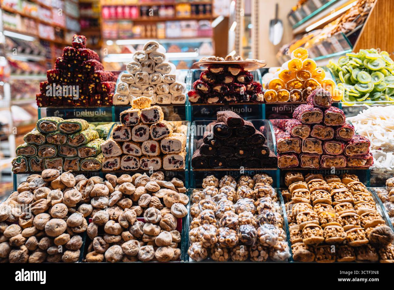 Blick auf eine Reihe türkischer Delikatessen, die in ordentlichen Reihen angeordnet sind und jeweils ein lebhaftes Mosaik aus Farben und Texturen bilden, das die Sinne verführt, Istanbul, İstanbul, Türkiye. Stockfoto