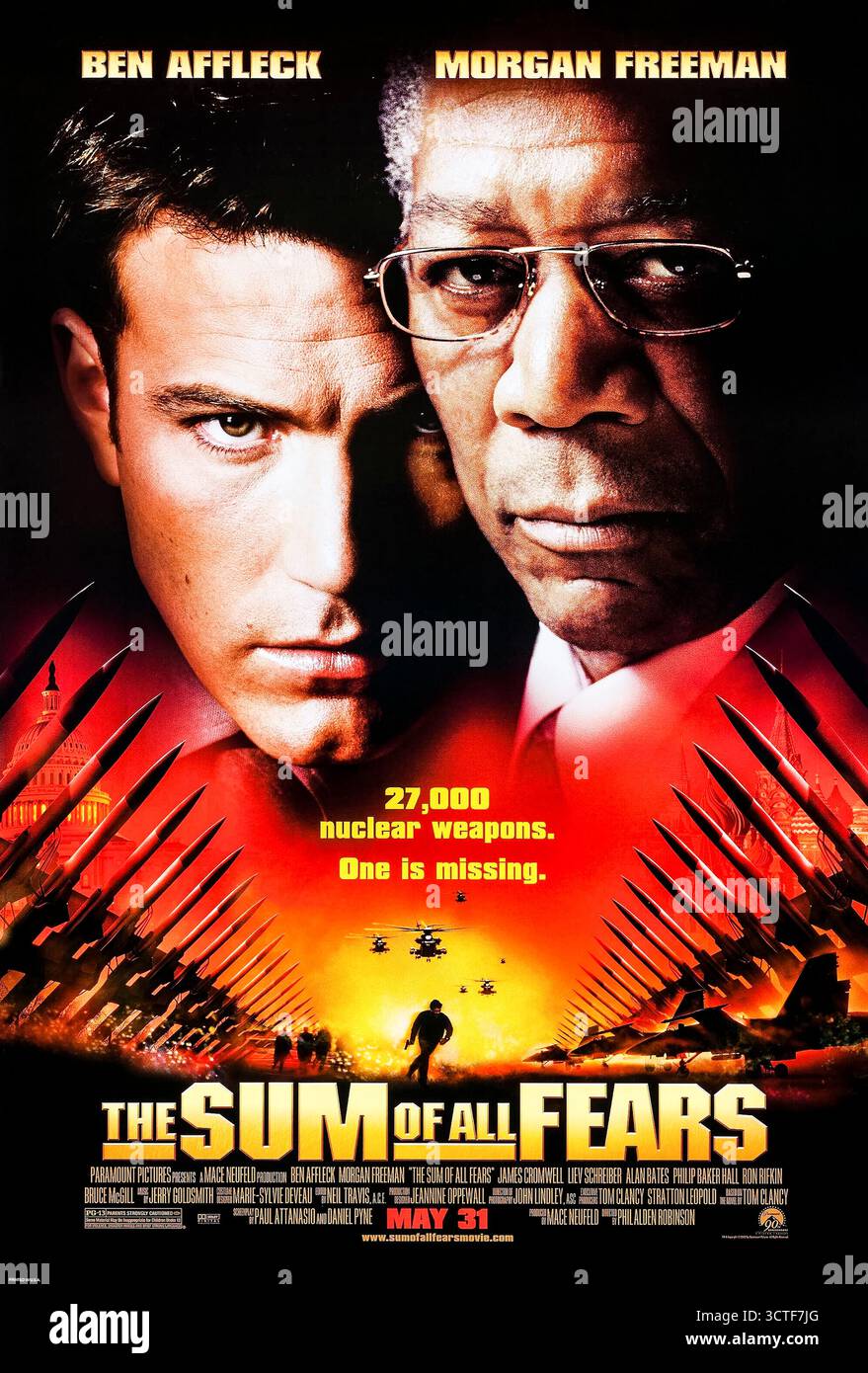 The Sum of All Fears (2002) von Phil Alden Robinson mit Ben Affleck, Morgan Freeman und James Cromwell. Der CIA-Analyst Jack Ryan versucht, einen Atomkrieg zu verhindern, wenn Terroristen eine Bombe in Baltimore zünden und versuchen, einen Konflikt zwischen den USA und Russland anzuzetteln. Foto eines Original-Posters aus dem Jahr 2002 (USA), das NUR FÜR REDAKTIONELLE ZWECKE VERWENDET WIRD. Quelle: BFA / Paramount Pictures Stockfoto