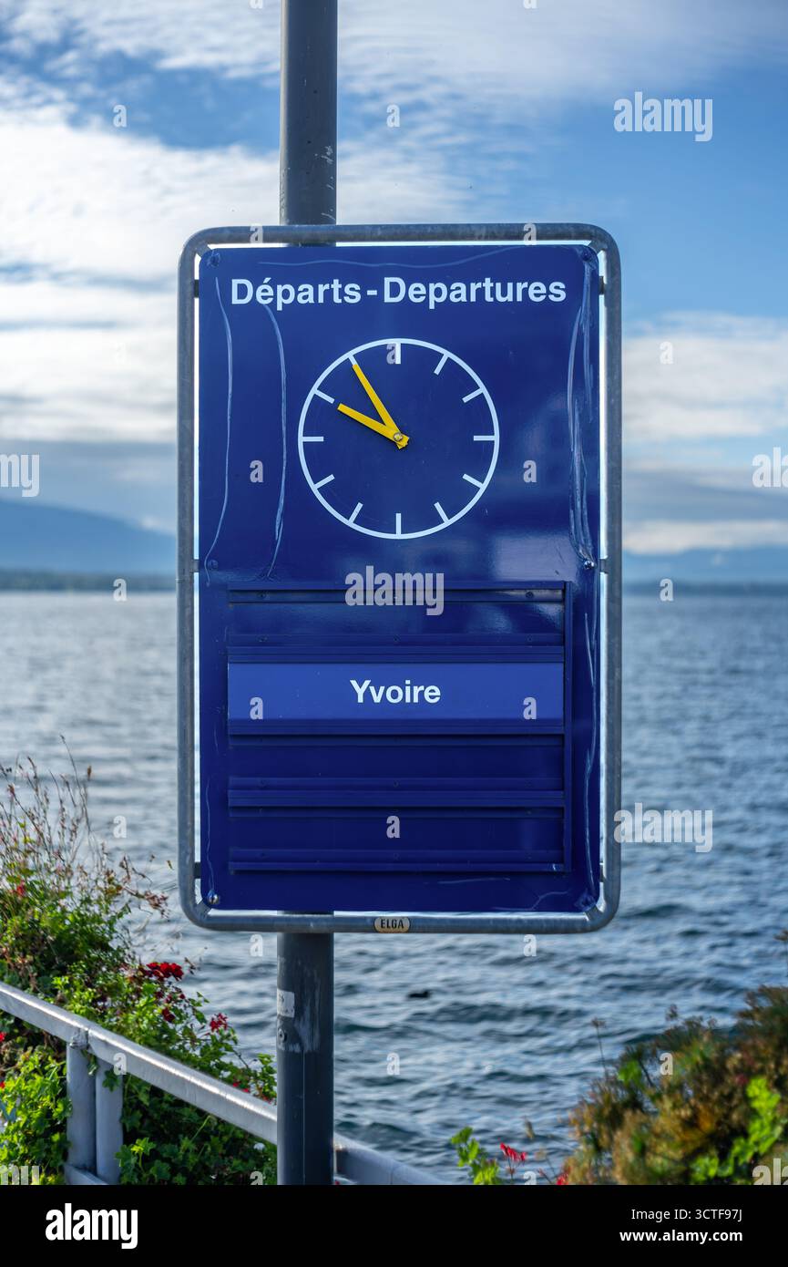 Nyon, Schweiz - 25. September 2025: Abfahrtszeitplan der Fähre von Nyon nach Yvoire Stockfoto