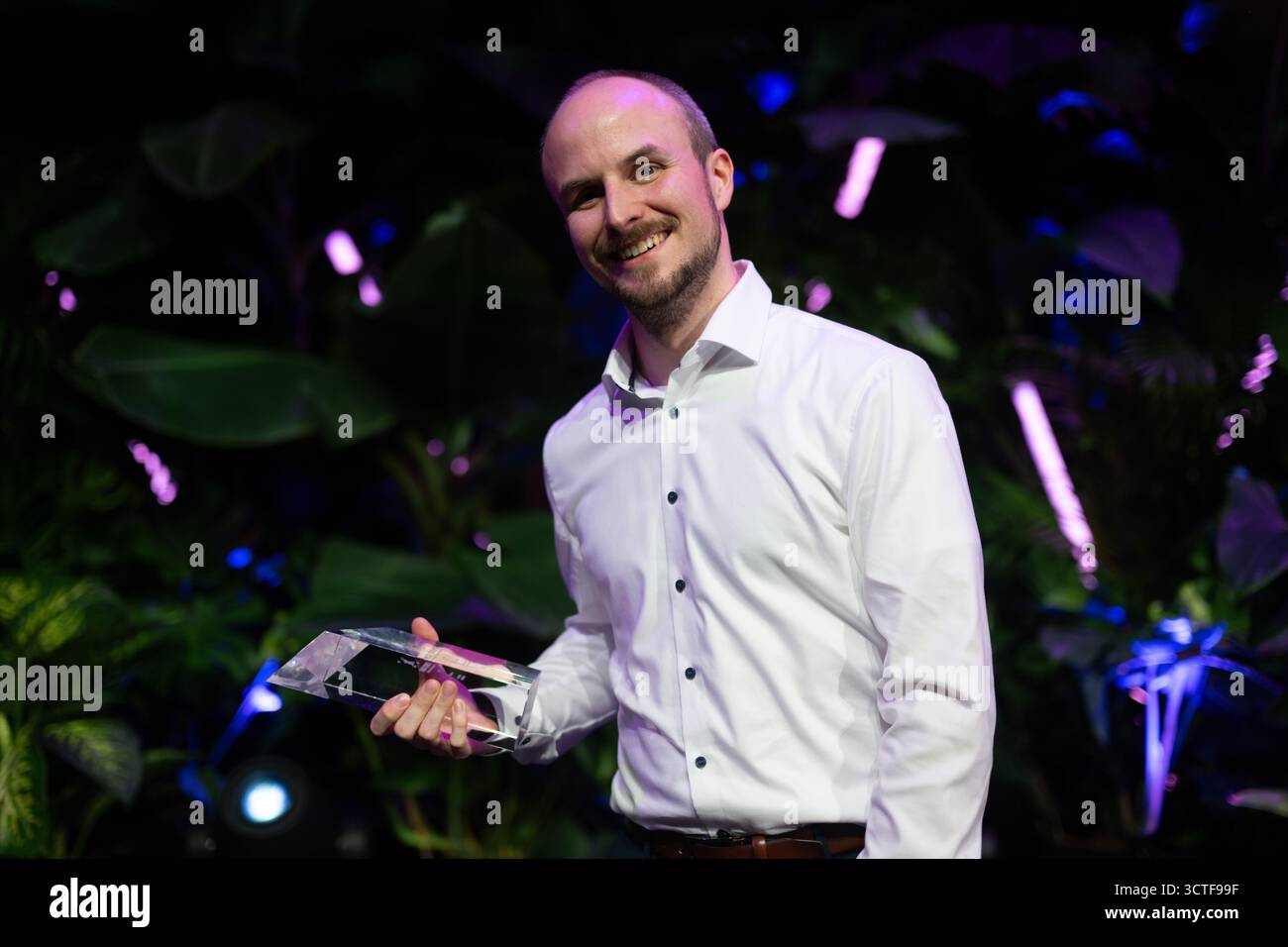 Berlin, Deutschland. Oktober 2025. David Seul, Regisseur und Gewinner in der Kategorie Short Steps für Fake News, steht im Theater des Westens, nachdem er den Young Talent Award im Film „First Steps“ erhalten hat. Quelle: Sebastian Christoph Gollnow/dpa/Alamy Live News Stockfoto