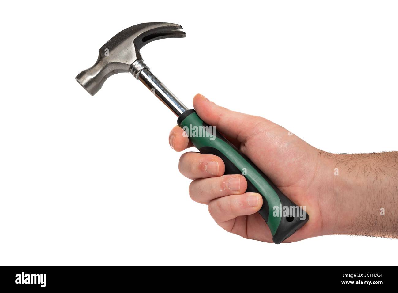 Handhalter Metallhammer mit grünem Griff auf isoliertem weißem Hintergrund. Hammer von Hand gegriffen, Nahaufnahme. Arbeit, Bau und Handwerk Stockfoto
