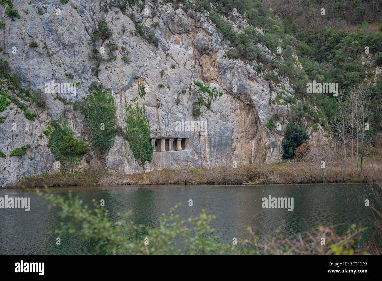 Felsige Klippe mit alten Felsengräbern von Asarkale in Bafra, Samsun, Türkei. Historische antike Säulen in den Felsen gehauen Stockfoto
