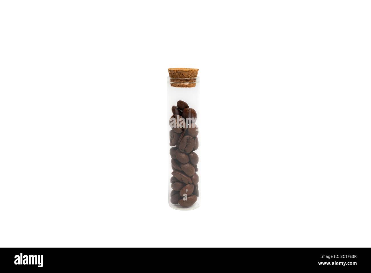 Glasröhre mit Korkdeckel gefüllt mit braunen Kaffeebohnen auf isoliertem weißem Hintergrund. Kaffeezubereitung, Aroma, Brüh- und Lagerkonzept Stockfoto
