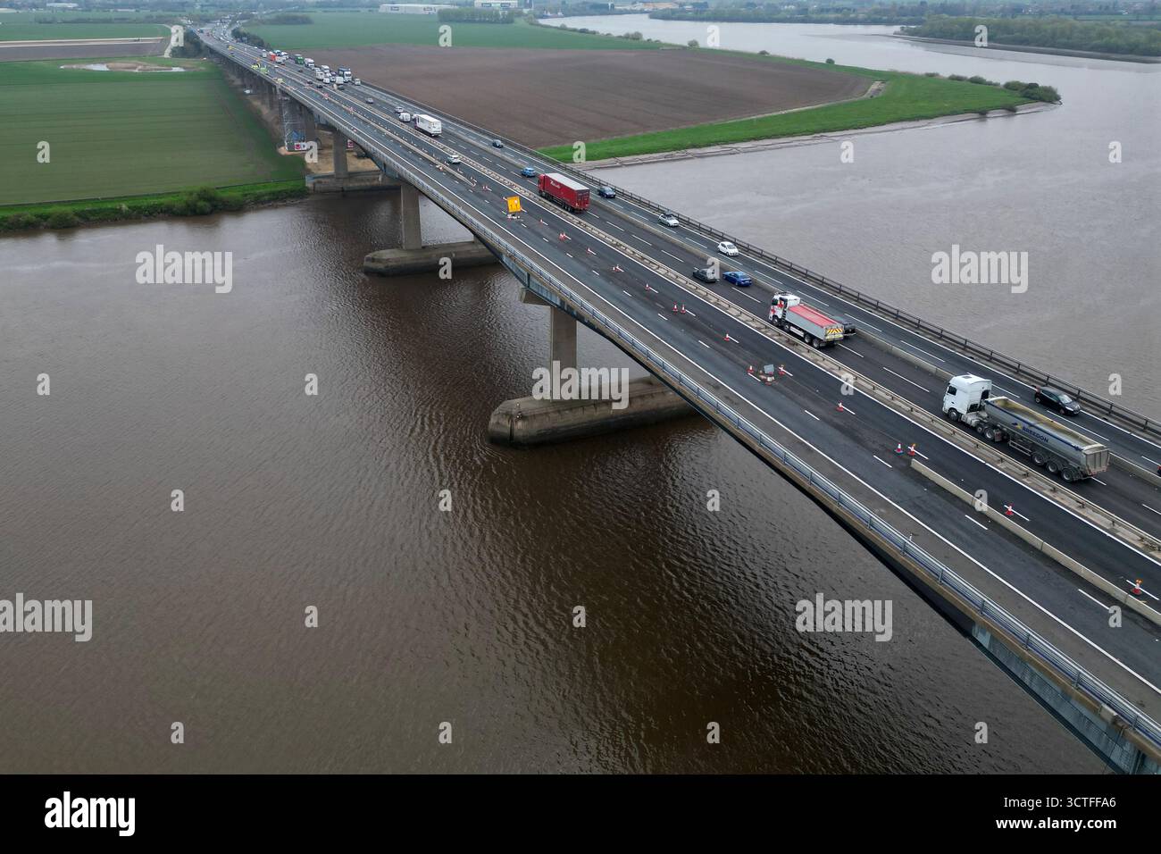 Autobahnbrücke Ouse. Eine Stahlbetonbrücke an der M62, die den Fluss Ouse in Yorkshire überspannt Stockfoto