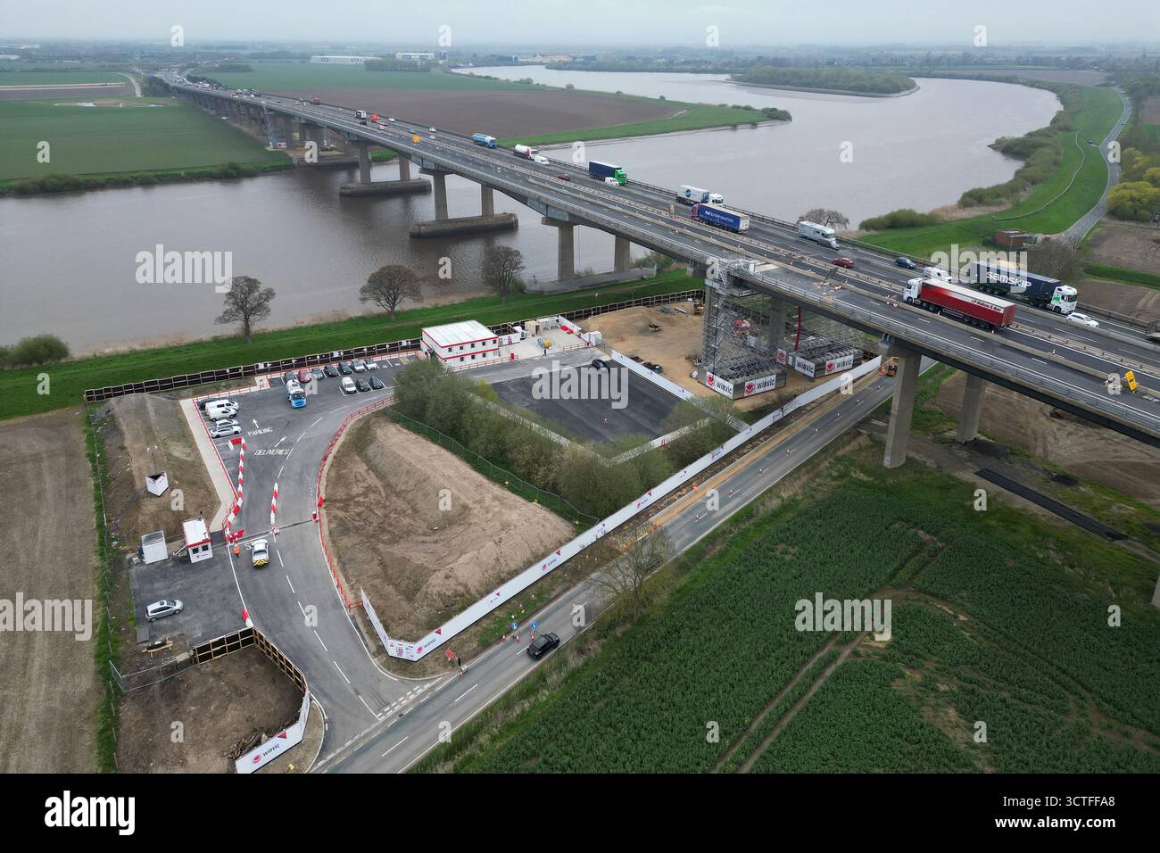 Autobahnbrücke Ouse. Eine Stahlbetonbrücke an der M62, die den Fluss Ouse in Yorkshire überspannt Stockfoto