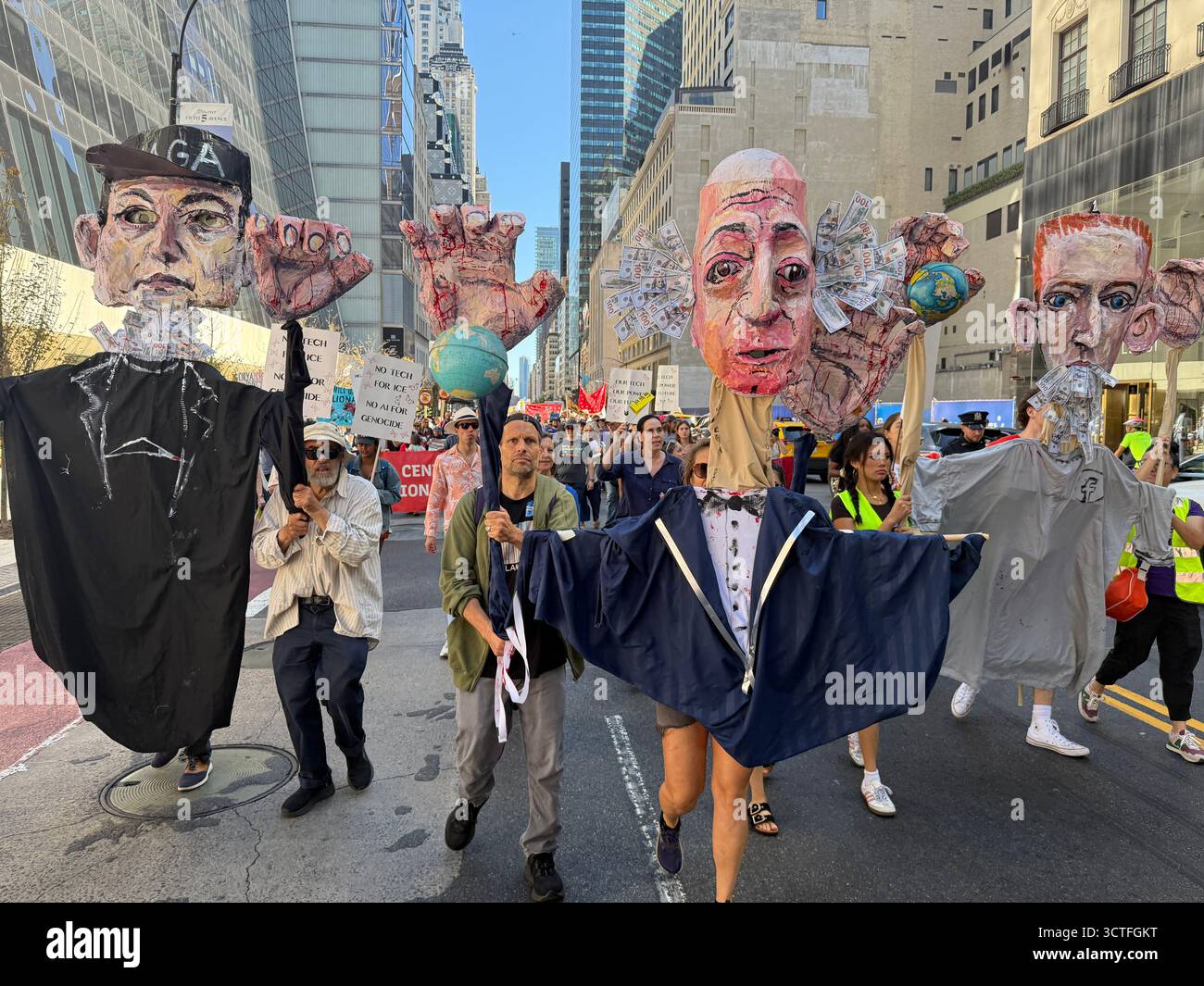 Lassen Sie die Billionäre in New York City zur Kundgebung und zum Marsch auffordern – eine von Menschen betriebene Übernahme, die ein lebenswertes Klima für alle fordert, und ein Ende der milliardenschweren Verschmutzer und faschistischen Angriffe auf Migranten. Papier-mâché-Puppen von Elon Musk, Jeff Bezos und Mark Zuckerberg. Stockfoto