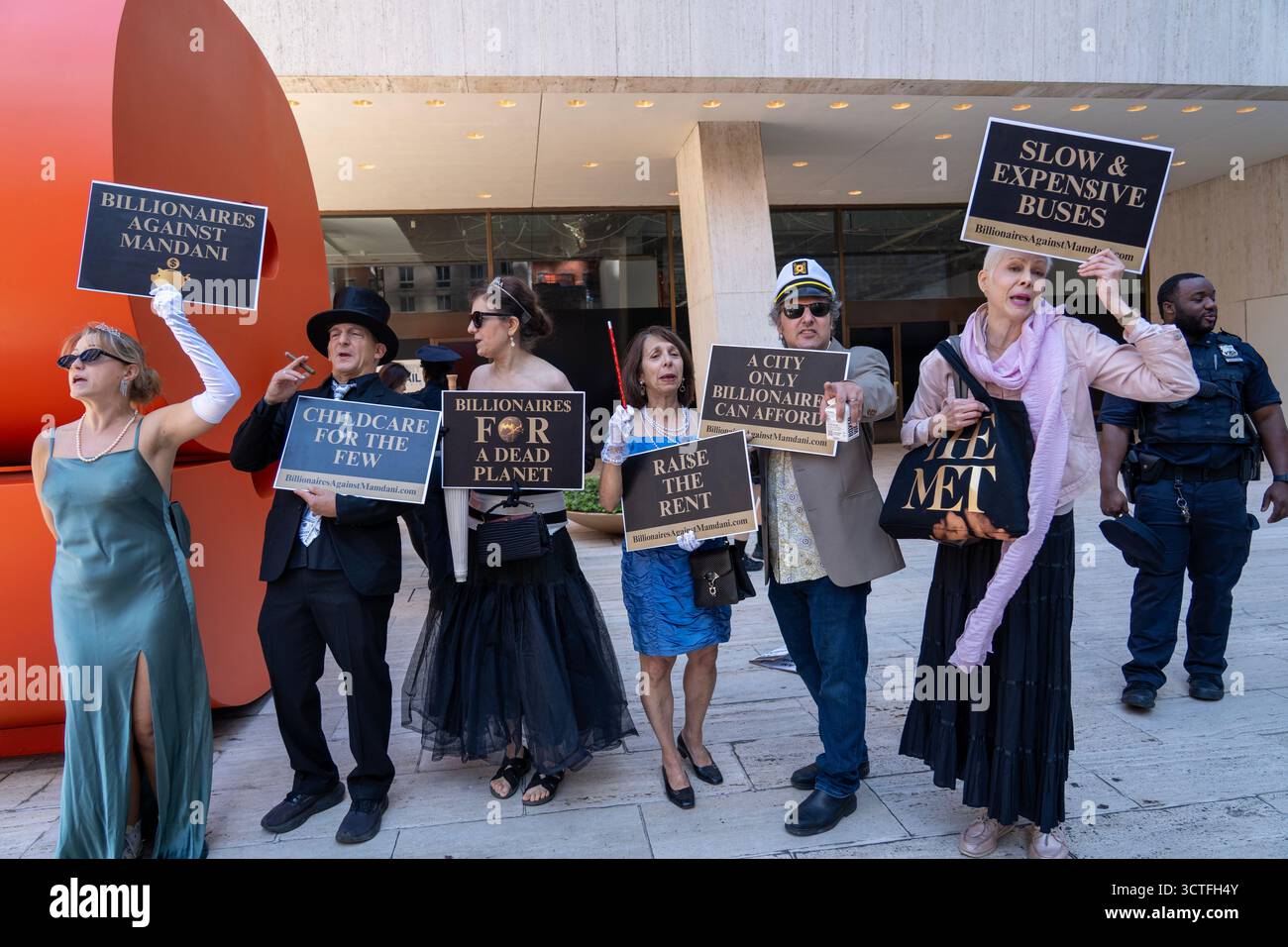 Lassen Sie die Billionäre in New York City zur Kundgebung und zum Marsch auffordern – eine von Menschen betriebene Übernahme, die ein lebenswertes Klima für alle fordert, und ein Ende der milliardenschweren Verschmutzer und faschistischen Angriffe auf Migranten. Die Gruppe zieht einen Karikaturskit der Milliardärenklasse auf dem marsch in der 9 West 57th Street an. Stockfoto