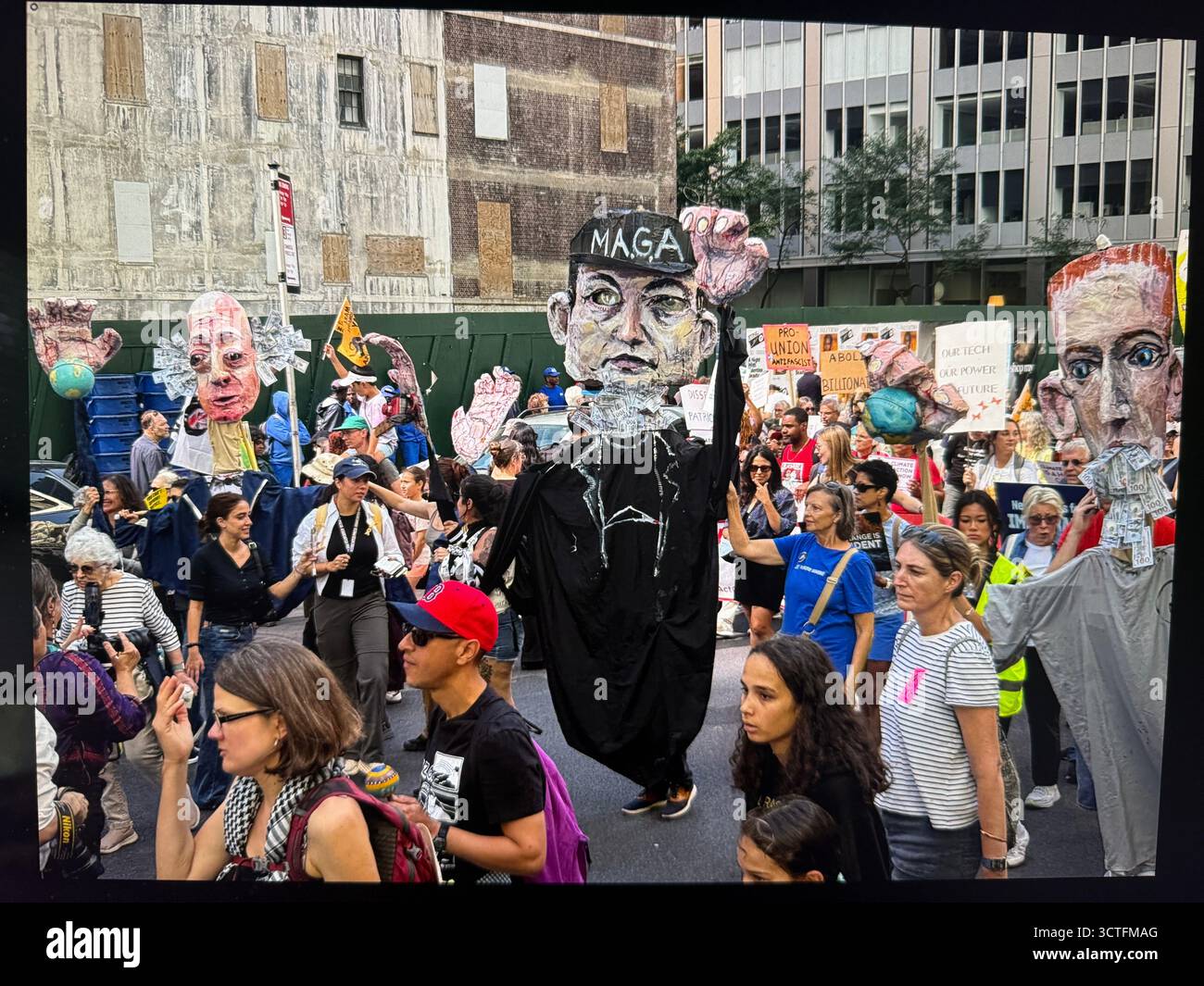 Lassen Sie die Billionäre in New York City zur Kundgebung und zum Marsch auffordern – eine von Menschen betriebene Übernahme, die ein lebenswertes Klima für alle fordert, und ein Ende der milliardenschweren Verschmutzer und faschistischen Angriffe auf Migranten. Papier-mâché-Puppen von Elon Musk, Jeff Bezos und Mark Zuckerberg. Stockfoto