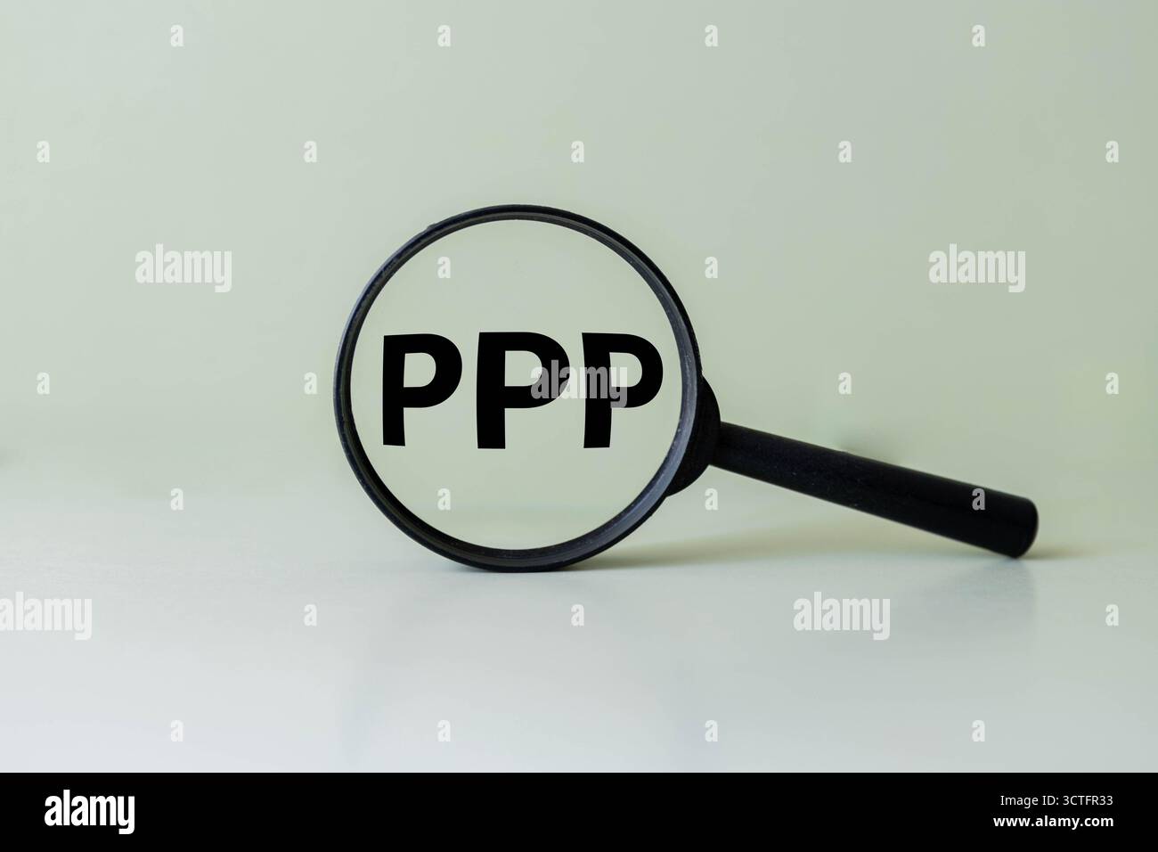 PPP ist ein Wort auf einer Lupe und auf dem Hintergrund einer Leuchttafel mit schönen Streifen. Das Konzept von Wirtschaft und Technologie. Stockfoto