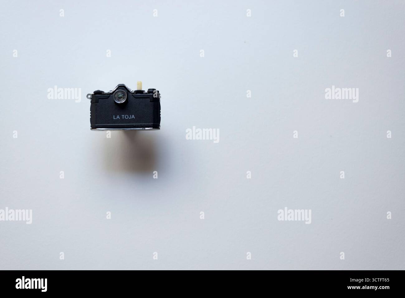 Es ist eine Spielzeugkamera mit Schlüsselanhänger, in der wir Folien sehen können. Stockfoto